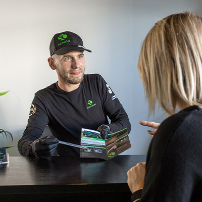 Conseiller SublimCar présentant les formules à une cliente