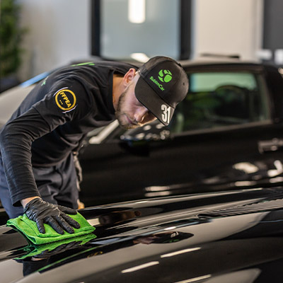 Finition à la microfibre sur une carrosserie noire