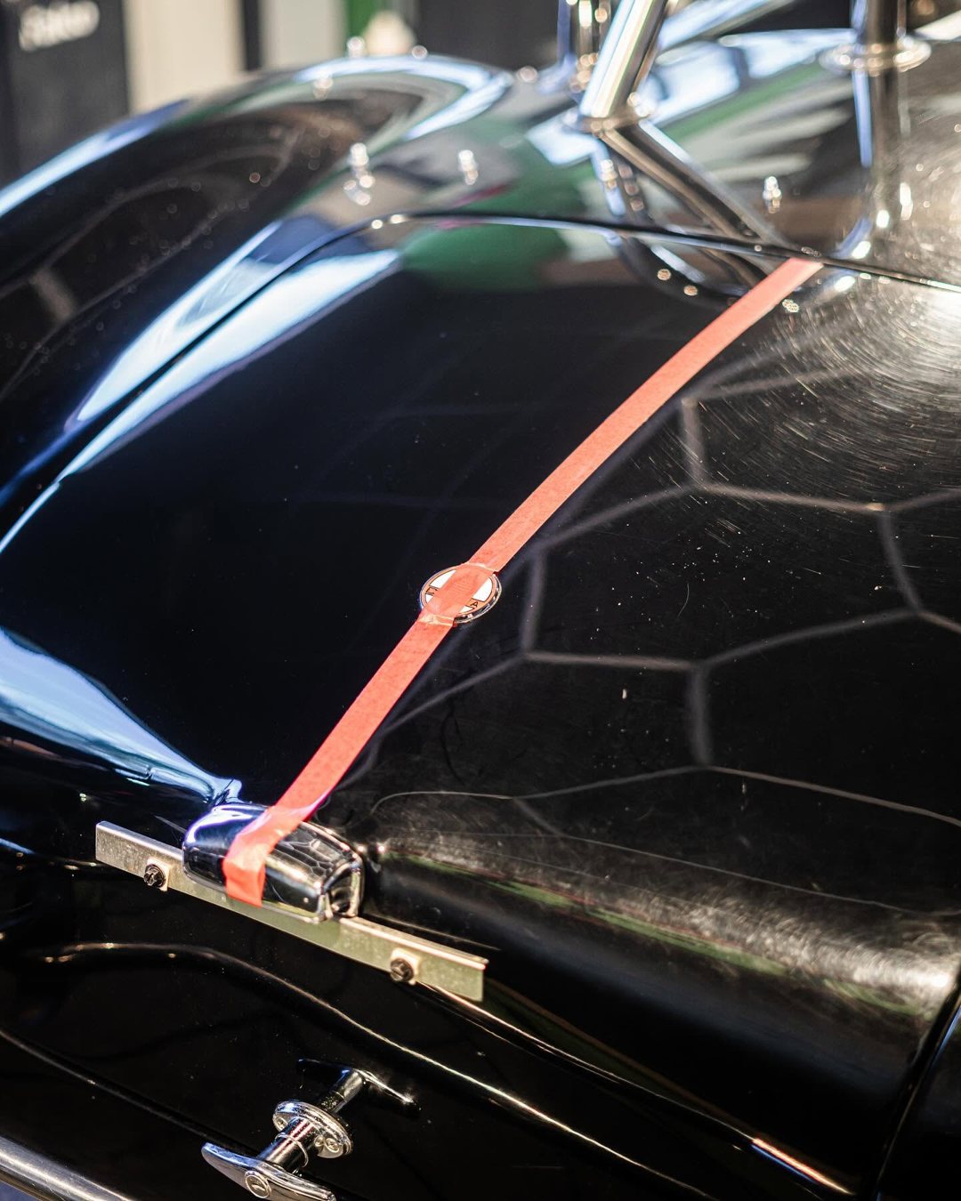 Protection au ruban avant le polissage d’une carrosserie